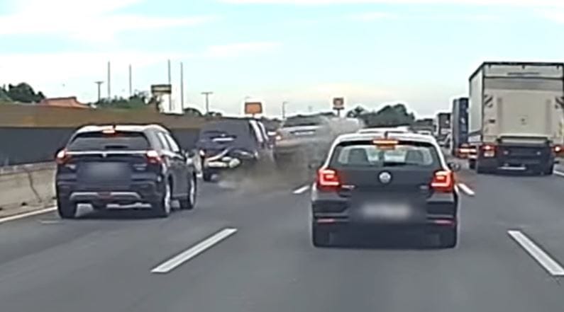 Az M0-son araszoló kocsik közé csapódott egy rendőrök elől menekülő Audi – videó