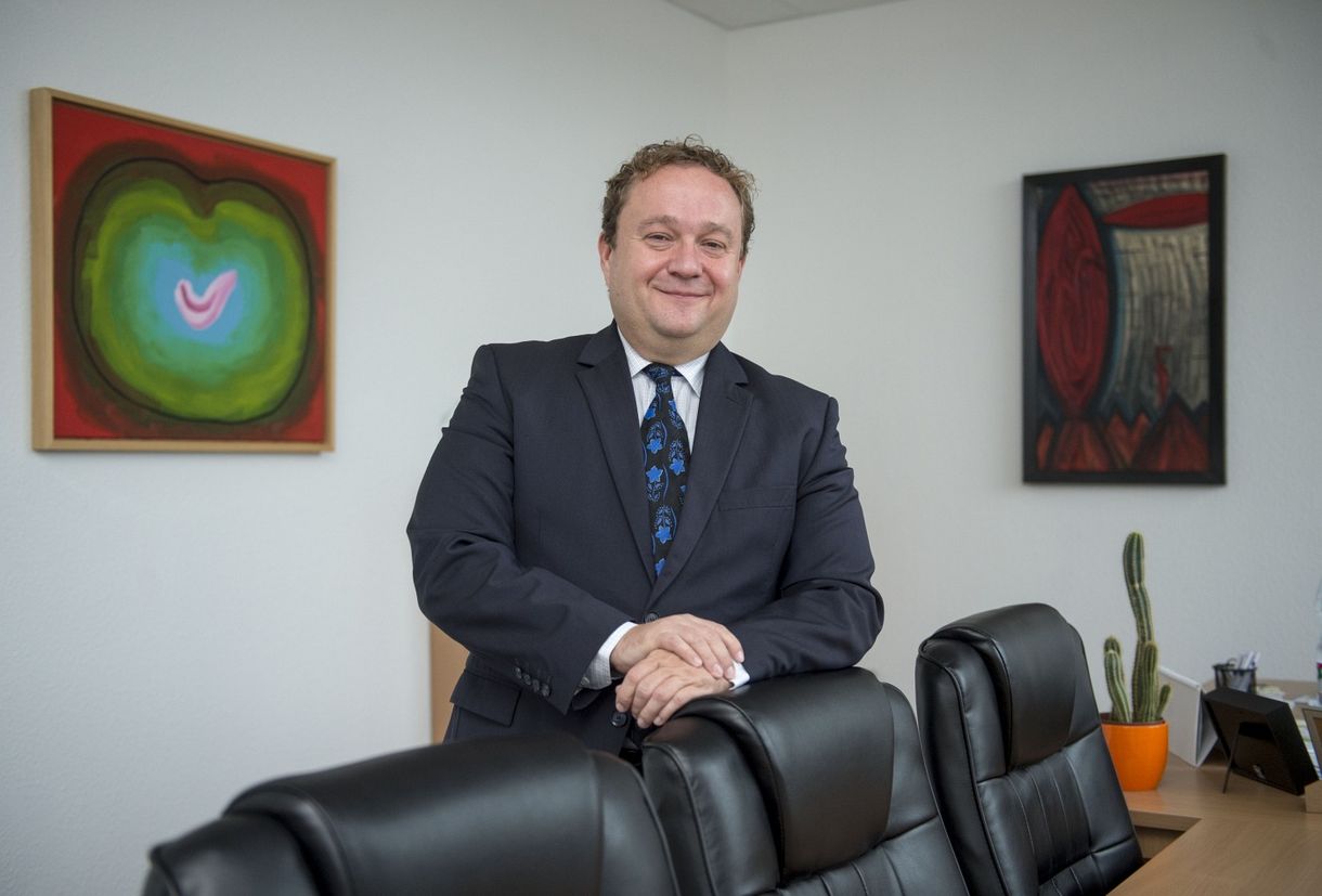 Alma és fája: Ifj. Chikán Attila portréja
