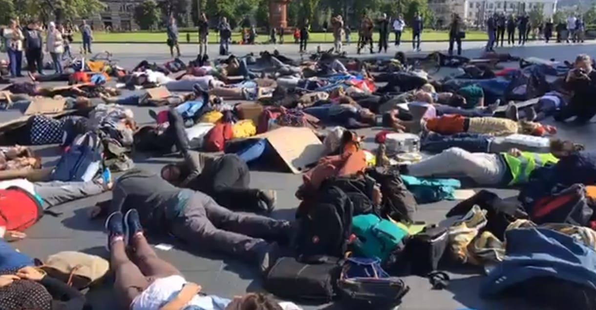 Több száz demonstráló esett a földre a Kossuth téren