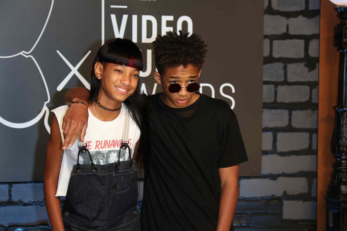 Miért fekszik egy ágyban Will Smith 13 éves lánya egy 20 éves férfival?