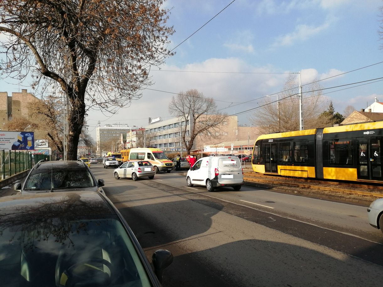 Baleset a Komócsy utcánál, nem jár a 3-as és a 62A villamos