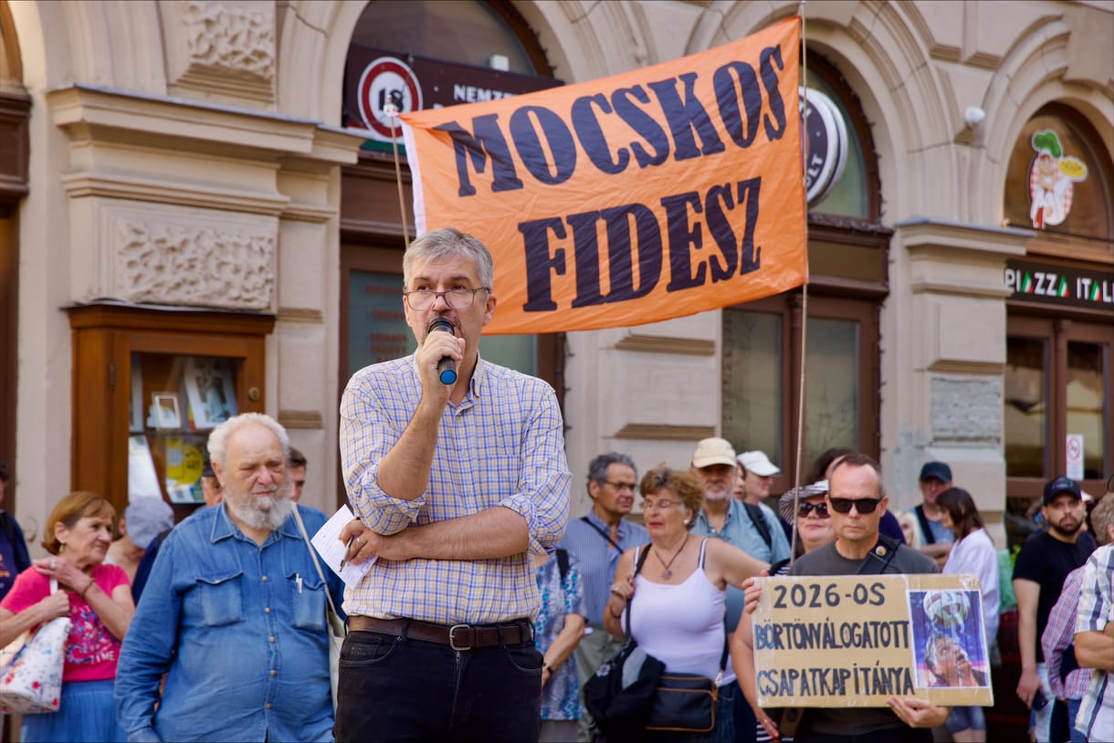 „Utcára nyílik a kocsmaajtó, kihallatszik bentről a mocskos Fidesz!” – Hadházy Hatvanpusztára hívta az embereket szombati tüntetésén