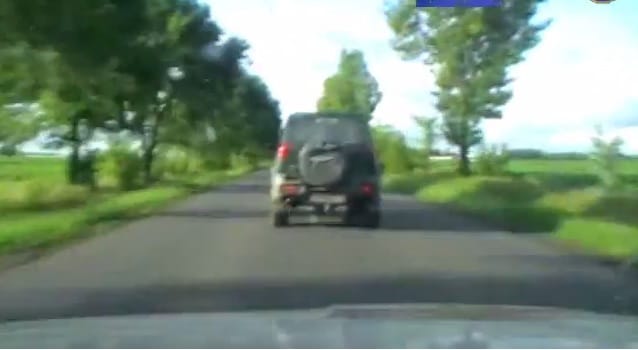 Menekülő, lopott autó kerekét lőtték ki a rendőrök - videó