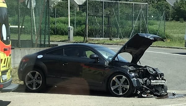 Egy Audi TT szakította át a Ferihegyi gyorsforgalmi elválasztó korlátját