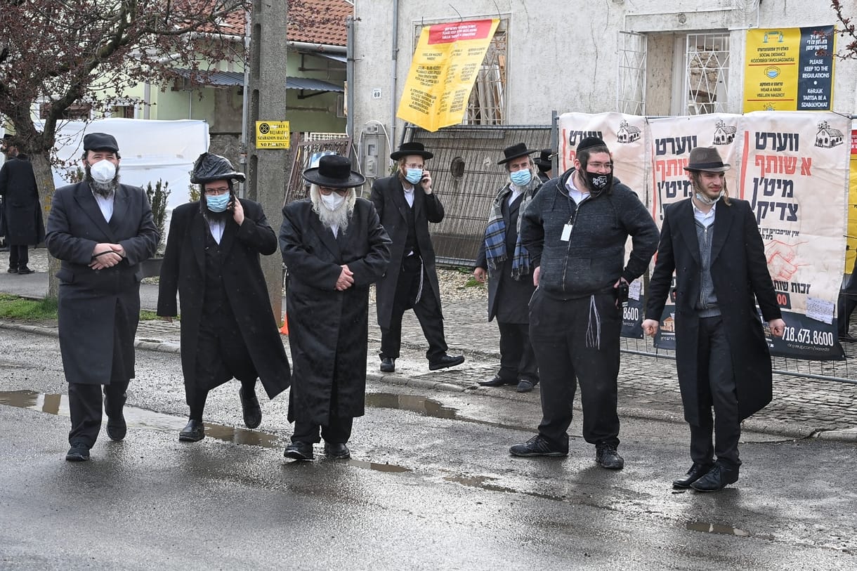 Sok rendőr és ideges polgármester figyelte, ahogy ezrek ünneplik a Bodrog-parti csodarabbit