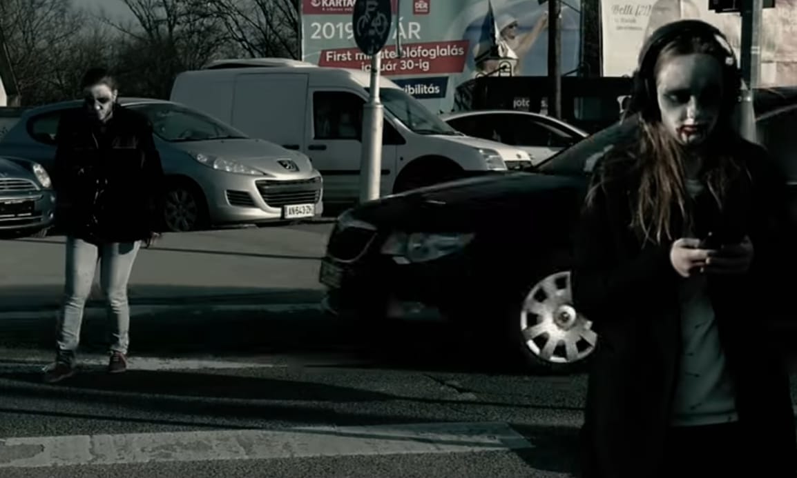 Sokkoló videót adott ki a magyar rendőrség, fókuszban a mobilozó zombik