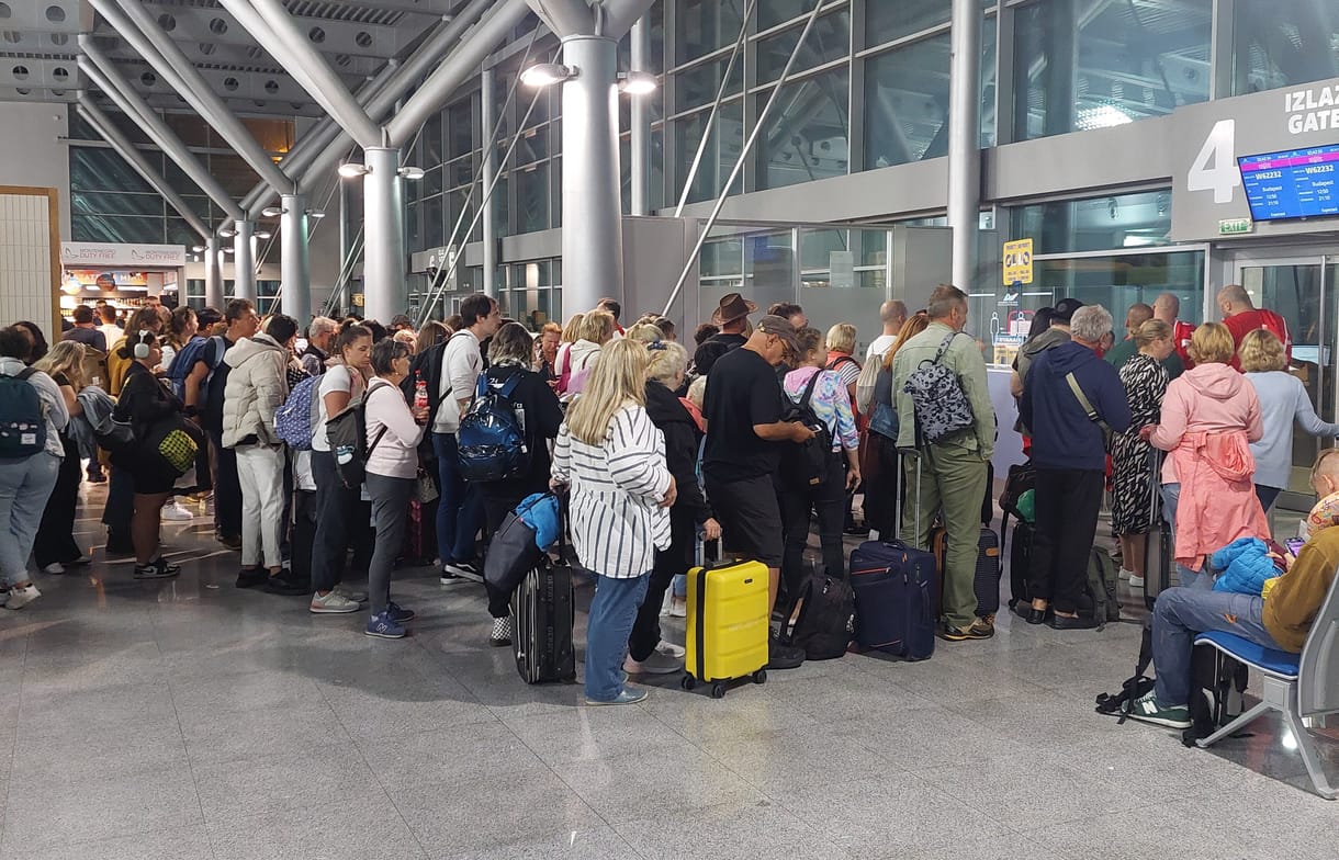 Fél nap várakozás után törölte járatát a Wizz Air, több utas is a montenegrói reptéren rekedt