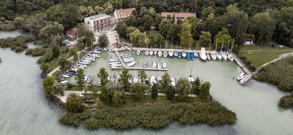 Alkotmánybíróság: Nem lehet a Balaton-part 30 méteres sávjában építkezni