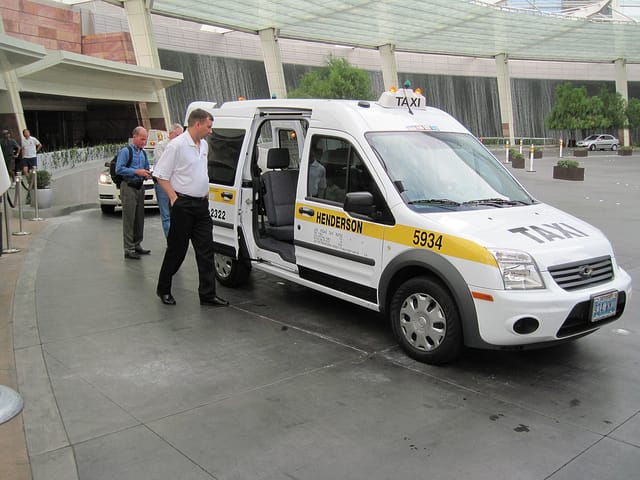 Kétszázezer dollárt vitt vissza egy becsületes taxis
