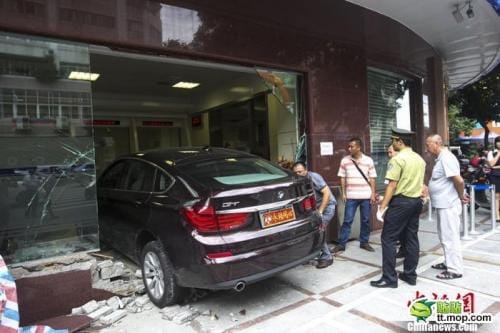 Fék helyett gázt, bankban landolt a BMW-vel
