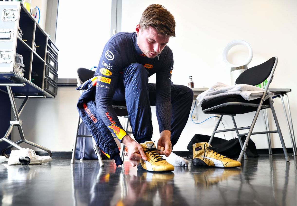 Verstappen aranyszínű cipőben tért vissza a munkába