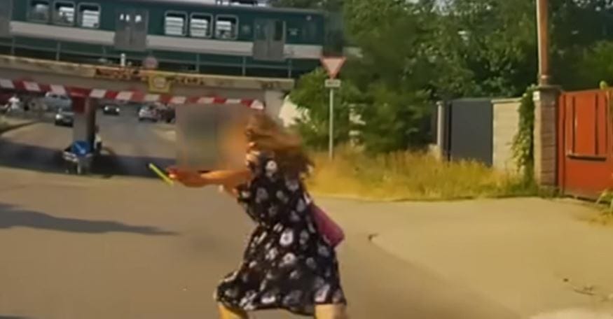 Centiken múlt a tragédia: fiatal lány szaladt az autó elé Szigetszentmiklóson
