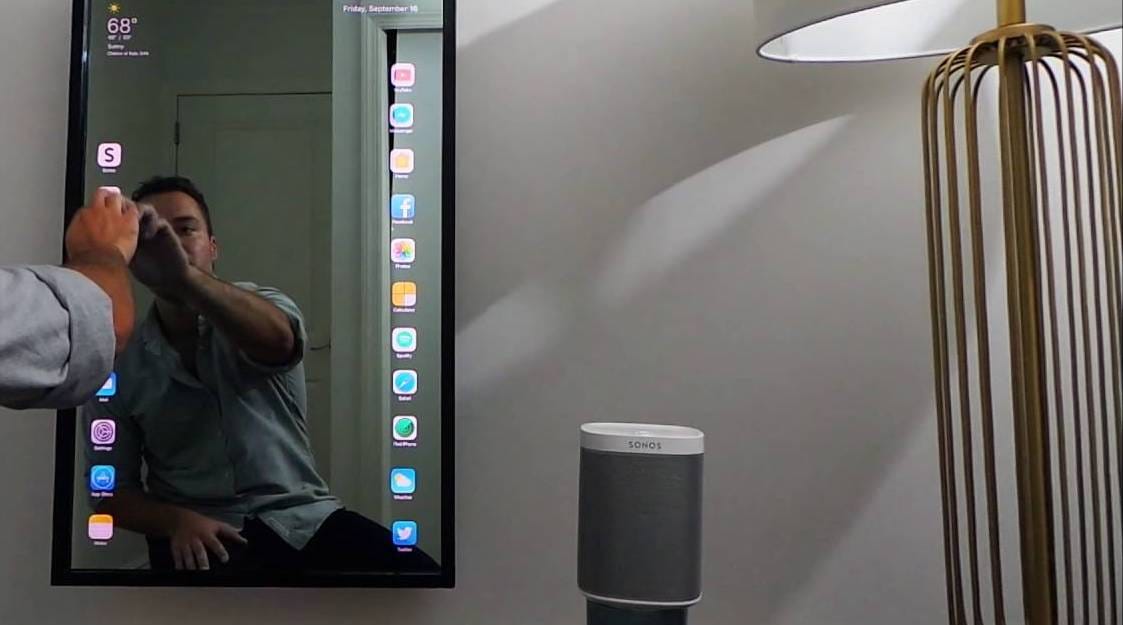 El tudná képzelni, hogy a tükre olyan legyen, mint egy iPhone? Ez a férfi meg is csinálta – videó