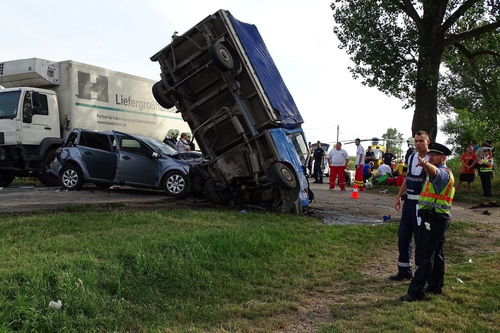 Húszan megsérültek egy hármas karambolban Nagykőrösön