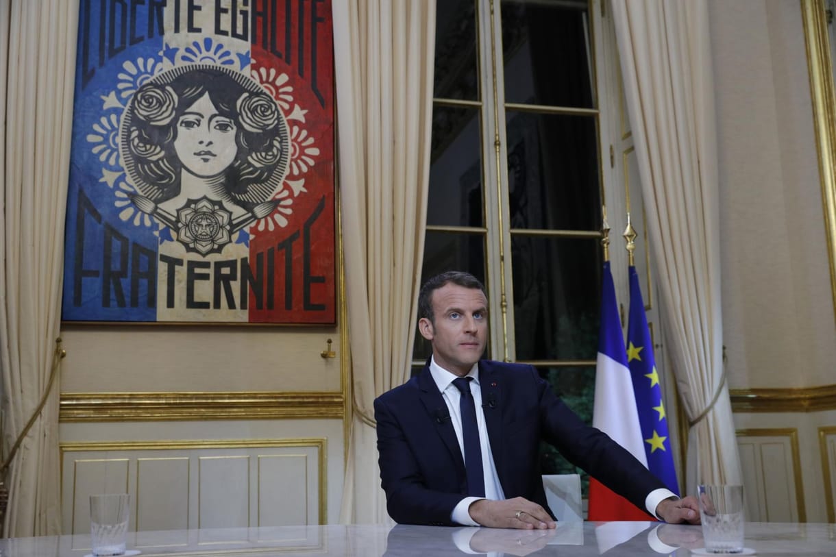 Álhírellenes szabályozást fogadott el a francia parlament