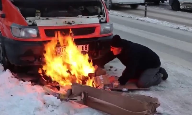 A nap videója: a hidegben nehezen indult a dízel Ford, hát alágyújtott a sofőr