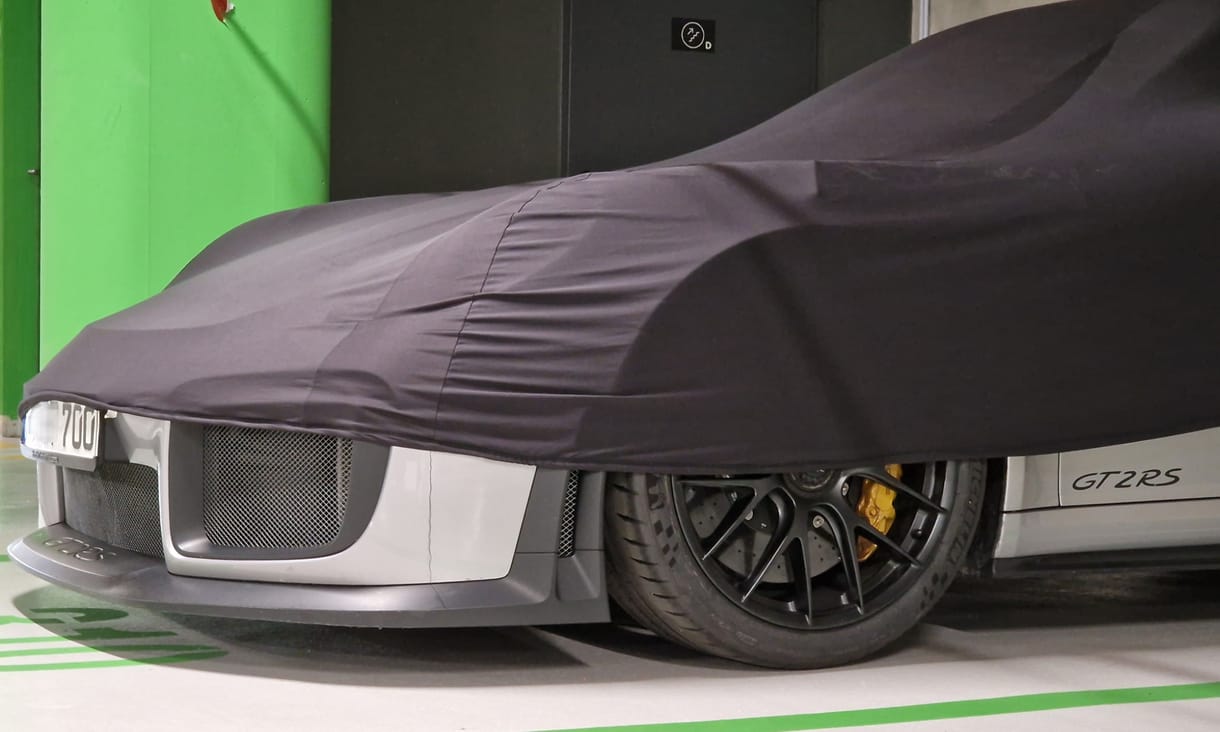 Méregdrága szuper Porsche rejtőzik ponyva alatt az egyik pesti közparkolóban