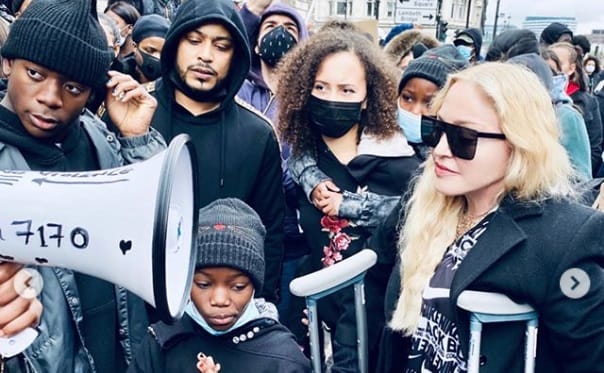 Madonna mankóval jelent meg egy rasszizmus elleni tüntetésen