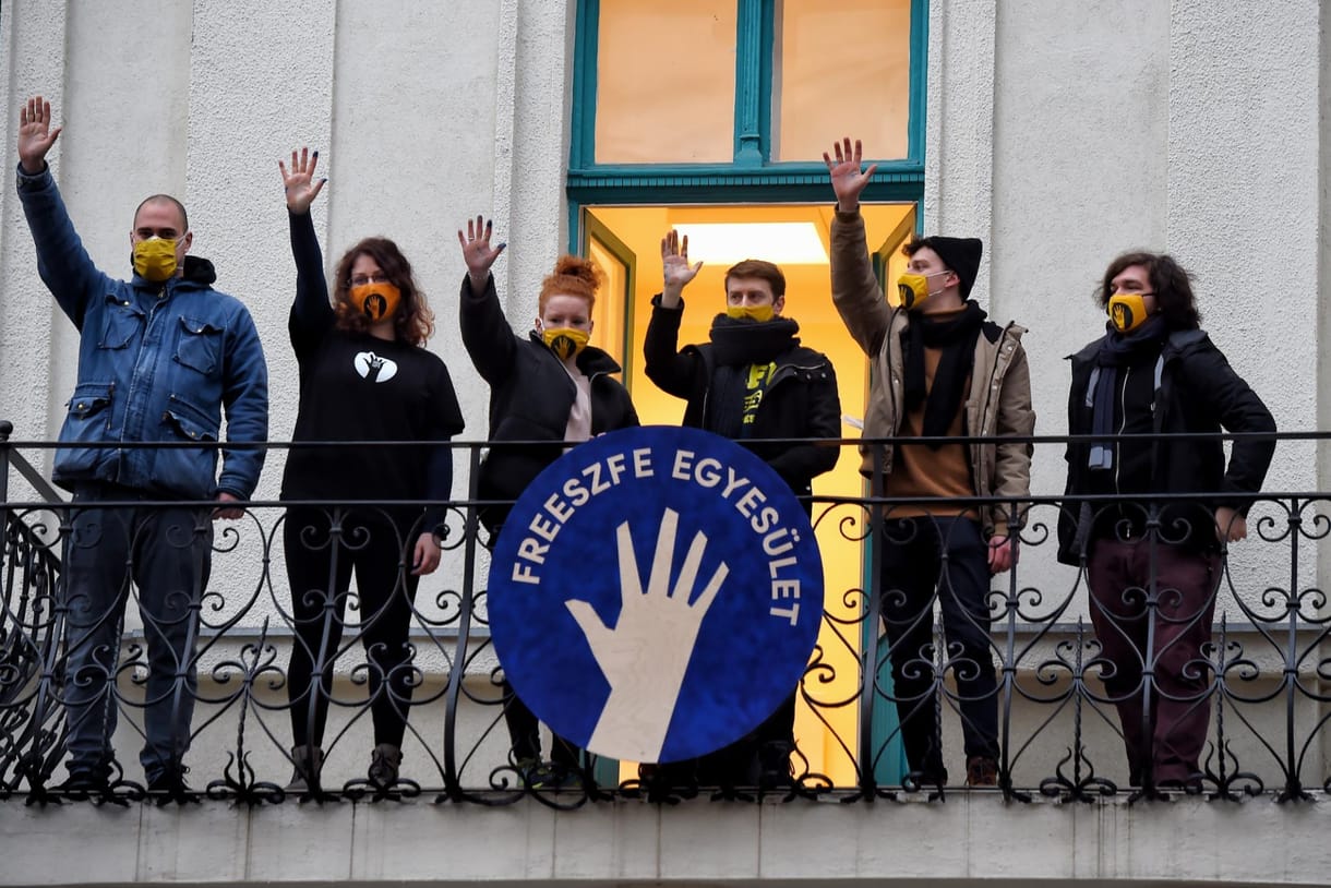 Freeszfe: Átvették az SZFE felmondott tanárai és hallgatói az egyesület új épületének kulcsát