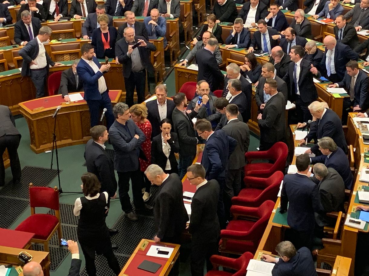 Fotón az Orbán mögött álló két állítólagos TEK-es