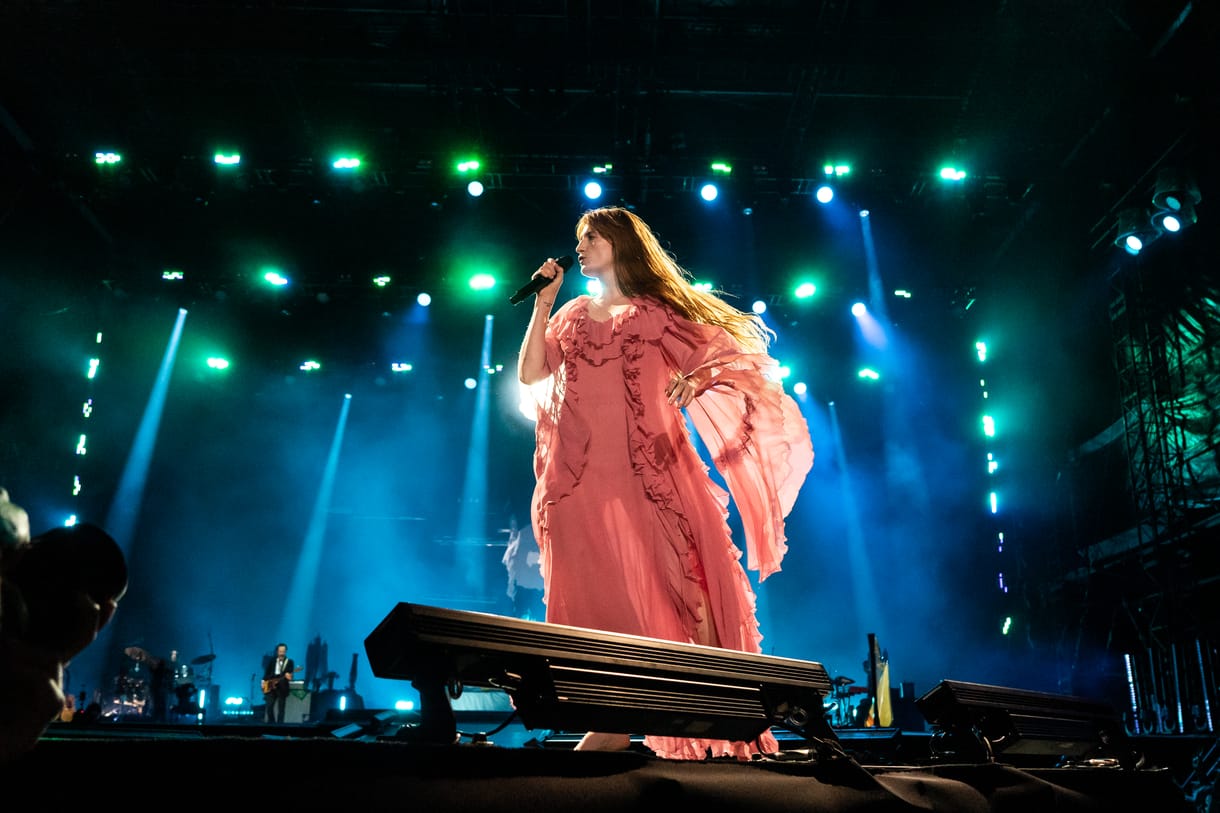 Florence a tenyeréből etette a közönséget, a Comet Is Coming meghajlította a teret a Szigeten