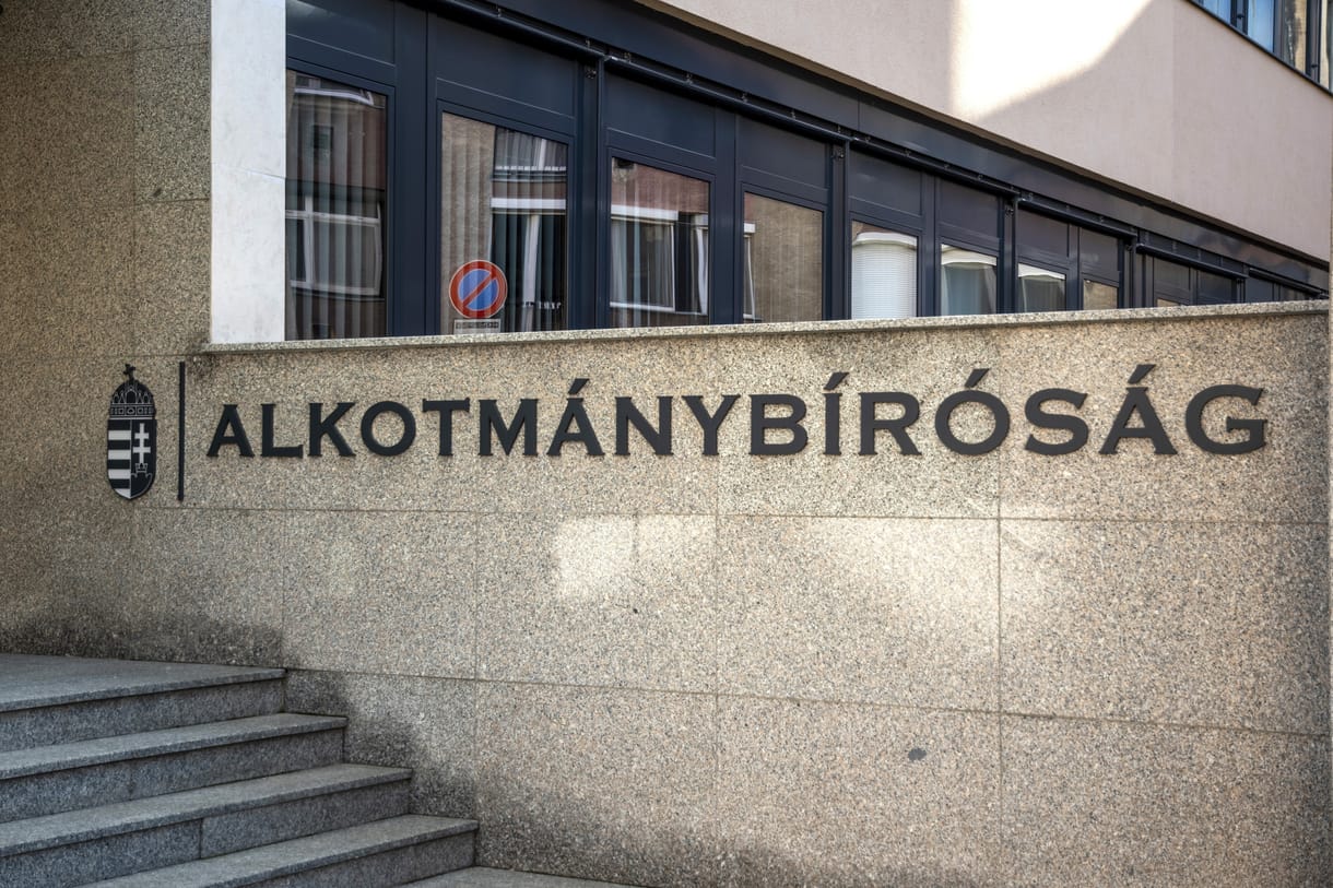Alkotmánybírósághoz fordul a kamatstop miatt az OTP, az Erste, a K&H és a Raiffeisen Bank