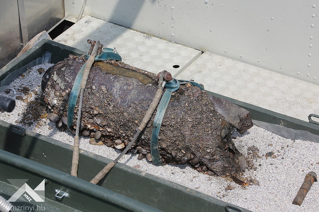 100 kilós szovjet bombát emeltek ki a Lánchídnál