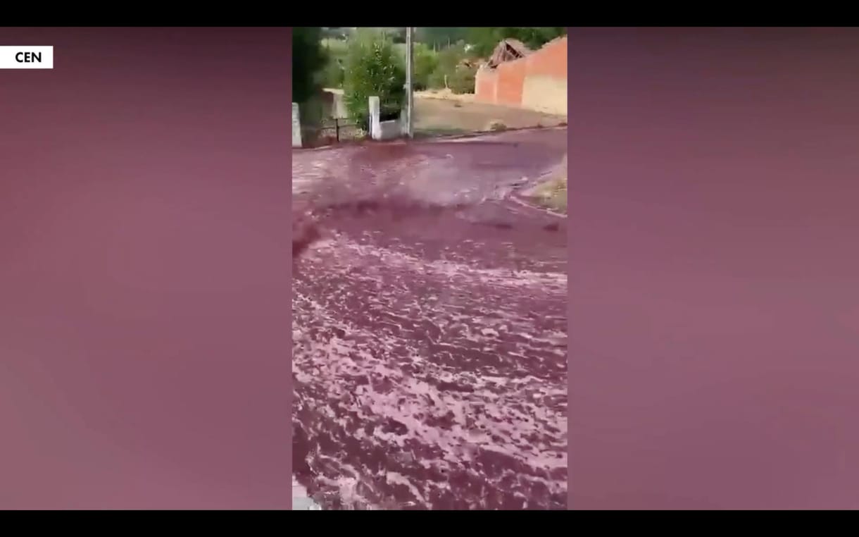Kétmillió liter vörösbor hömpölygött egy portugál kisváros utcáin - videó