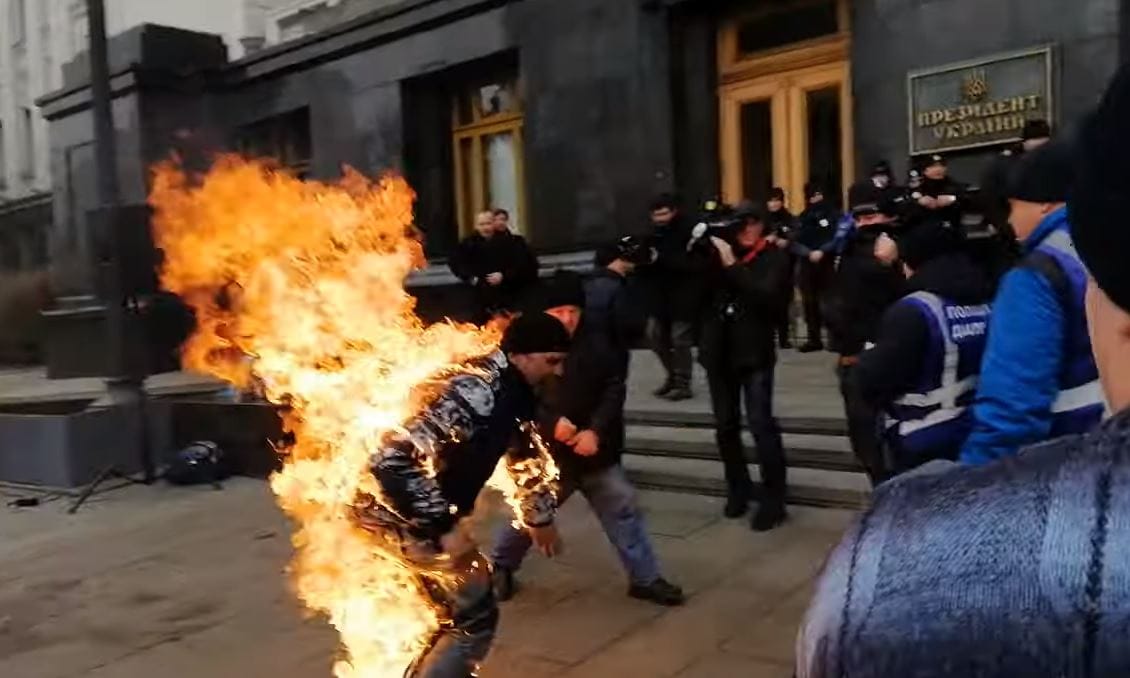 Felgyújtotta magát egy tüntető Kijevben (Videó)
