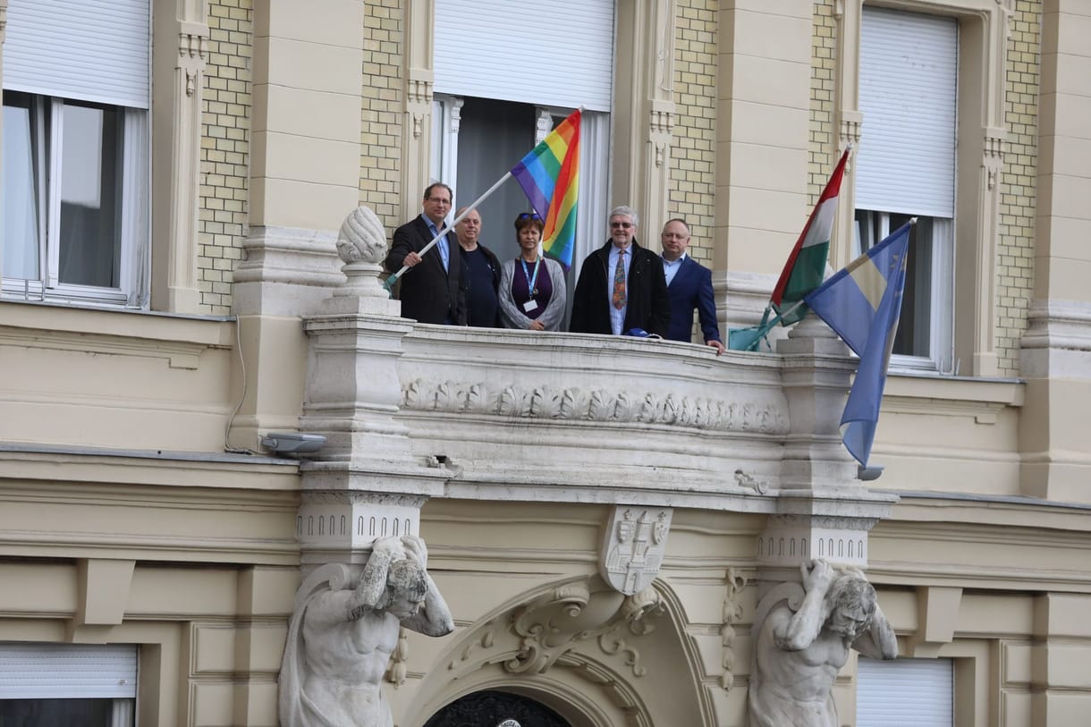 Szivárványzászlót tűztek ki az óbudai városháza épületére