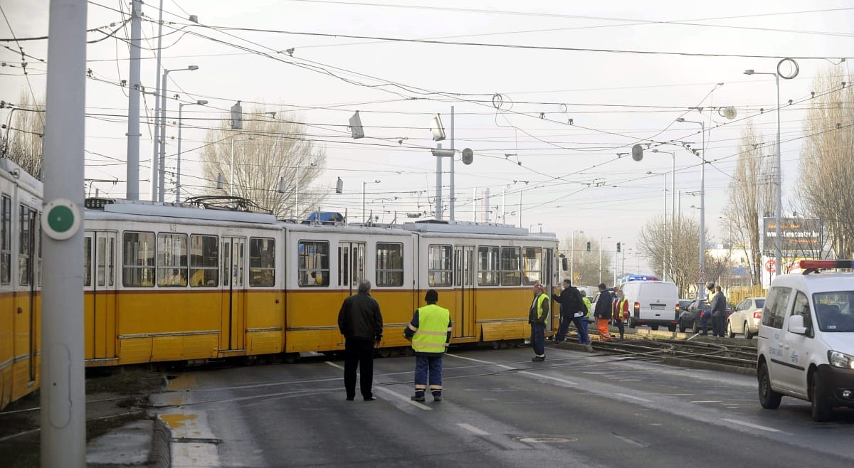 Kisiklott egy villamos, nem jár egy szakaszon az 1-es - fotó