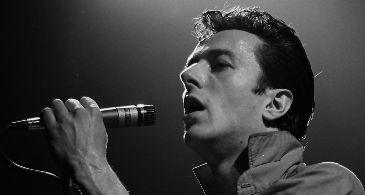 Elment, de itt maradt – 20 éve halt meg Joe Strummer, a Clash frontembere