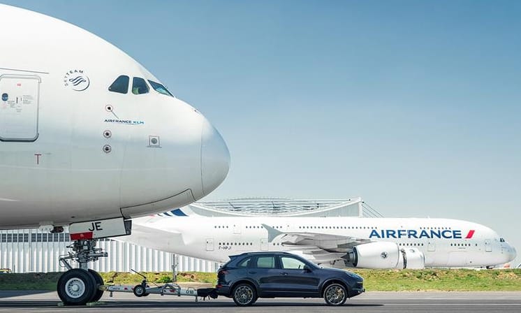 Gigászok küzdelme: egy Porsche elhúzott egy hatalmas Airbus A380-at