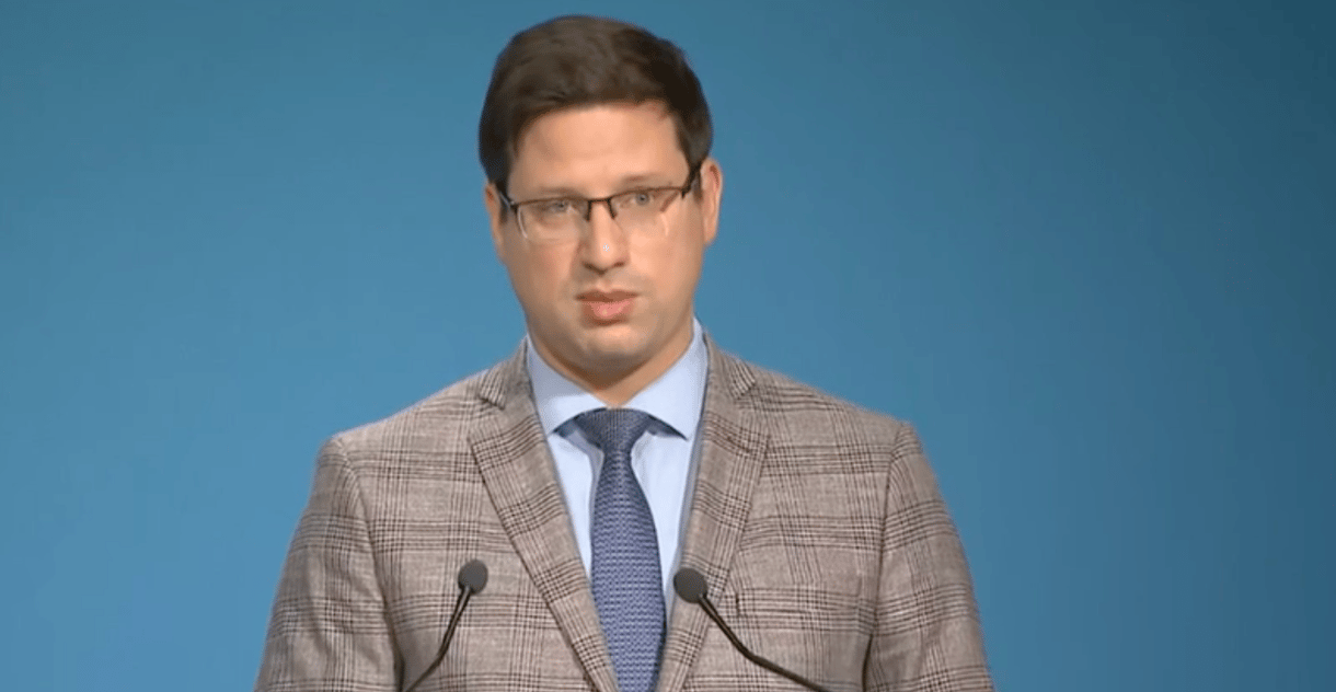 Gulyás Gergely: A magyar politikai elit azért nem oltatja be magát az elsők között, mert rossz néven venné a közvélemény