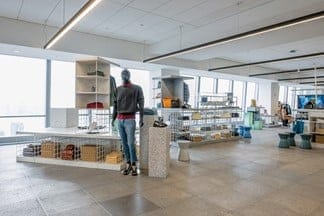 Mindenkinek mást kitöltő parfümautomata és virtuális próbafülke – az SAP szerint ilyenné válhatnak a divatüzletek