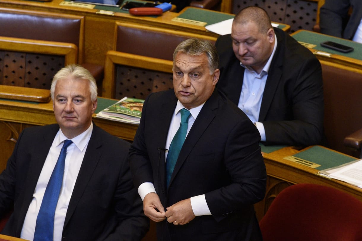 Ilyen sem volt még: Orbán megdicsért egy szocialista kérdést
