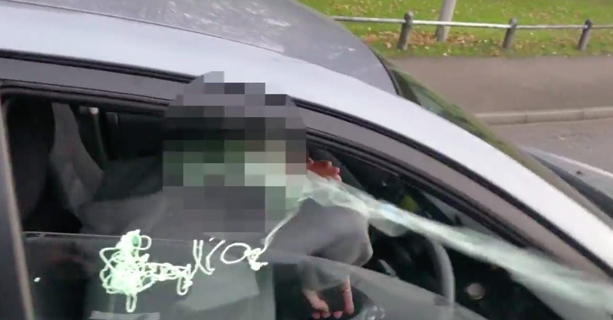 Keményen szívatja egy furgonos csapat a vezetés közben mobilozó autósokat – videó