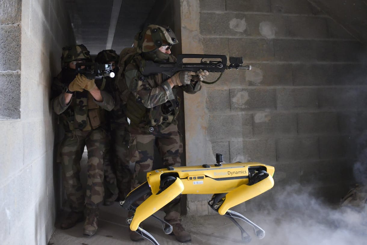 A Boston Dynamics robotkutyája együtt gyakorlatozott a francia hadsereggel