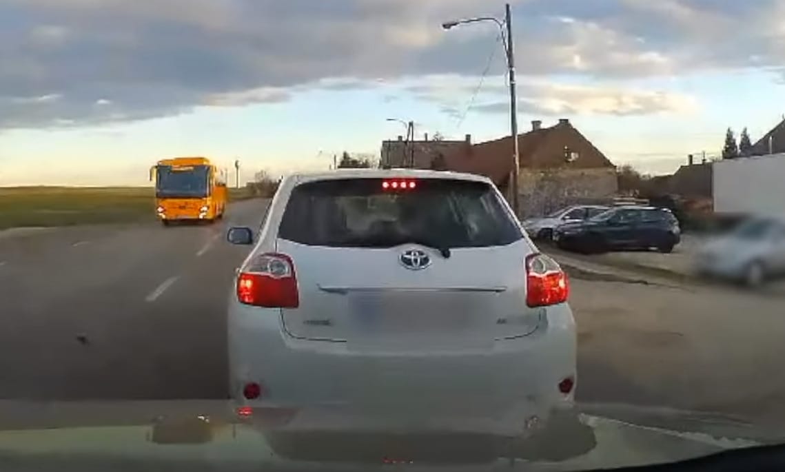 Klasszikus büntetőfékezésnek tűnik ez az eset, a sofőr szerint kutya ugrott elé