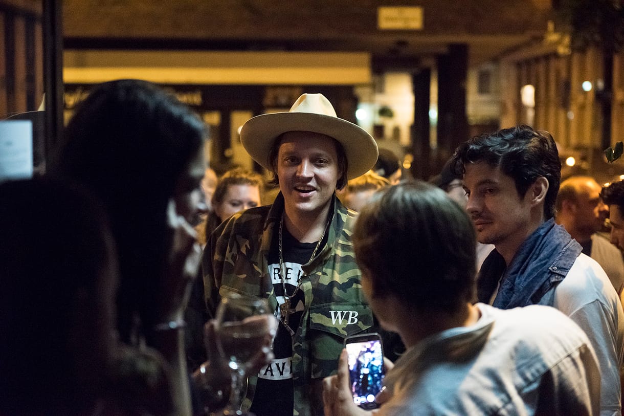Botrányba fulladt az Arcade Fire énekesének budapesti meglepetésbulija