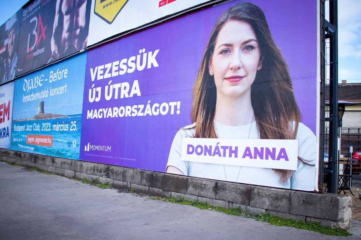 Felfedte a Momentum, amit mindenki tudott: Donáth Annát rejtették a fantomképes plakátjai