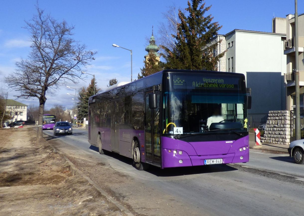 Rendőrökkel szállíttatta le a buszról a kerekesszékes anyukát és gyermekét egy sofőr Veszprémben