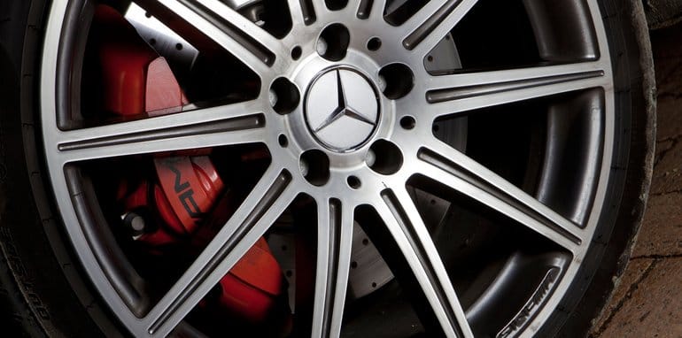 Vízhűtéses gumikat fejleszt a Mercedes