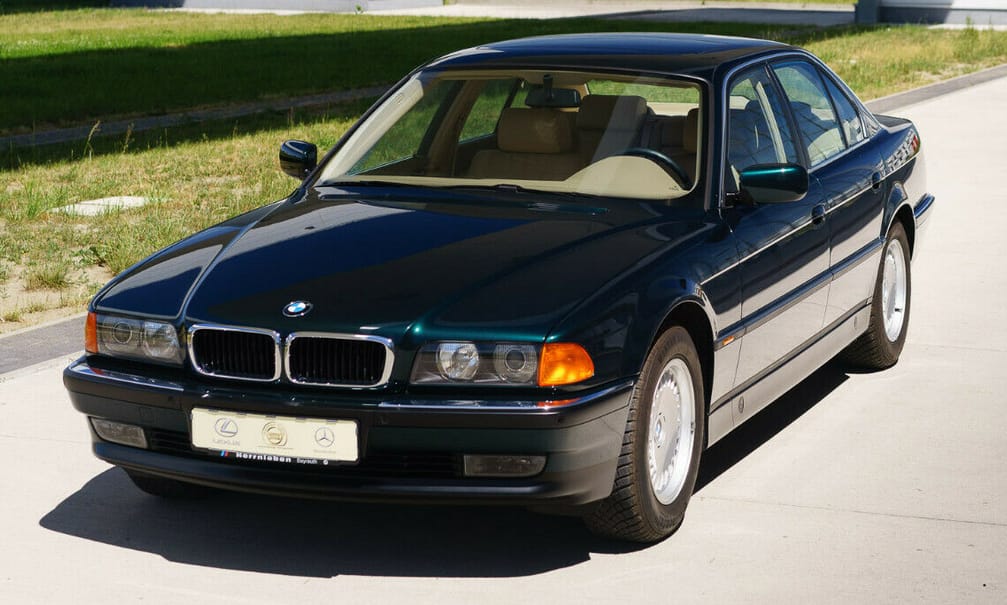Nem elírás, tényleg csak 255 kilométer van ebben a 23 éves eladó BMW-ben
