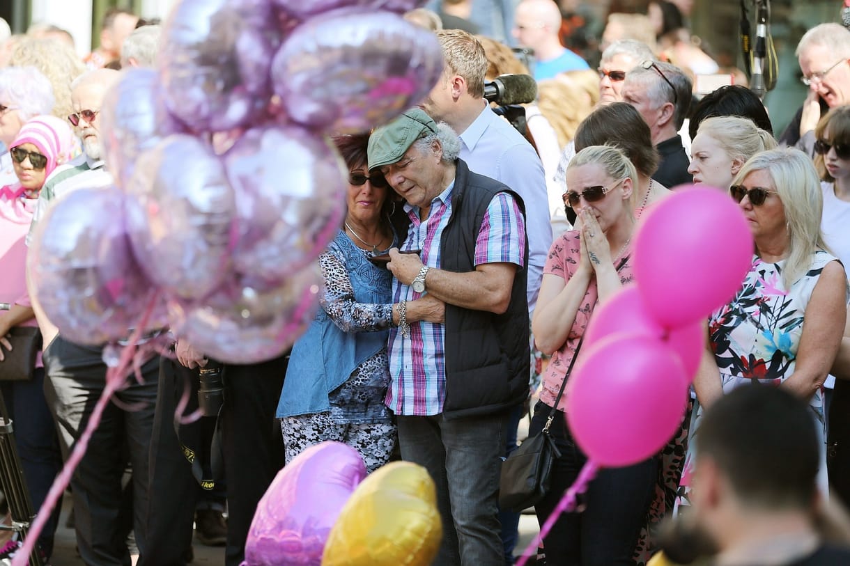 Némán emlékeztek a manchesteri terror áldozataira, aztán egy nő énekelni kezdett - videó