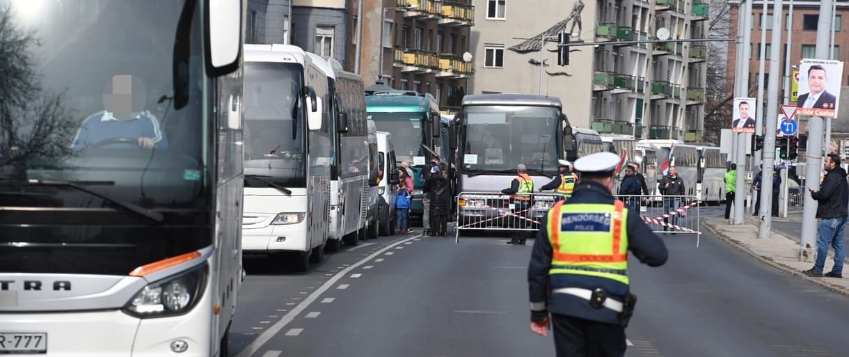 Békemenetesek keveredtek egy ellenzéki tüntetőket szállító buszra az ünnepen