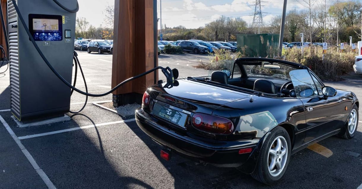 Mazda MX-5-ből is van elektromos és alig nehezebb, mint a benzines
