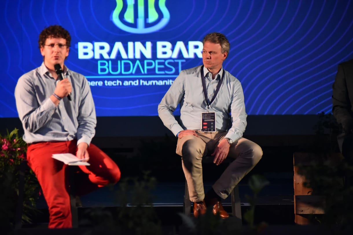 Egy digitálisan felvértezett országban a tudás lehet a túlélő?