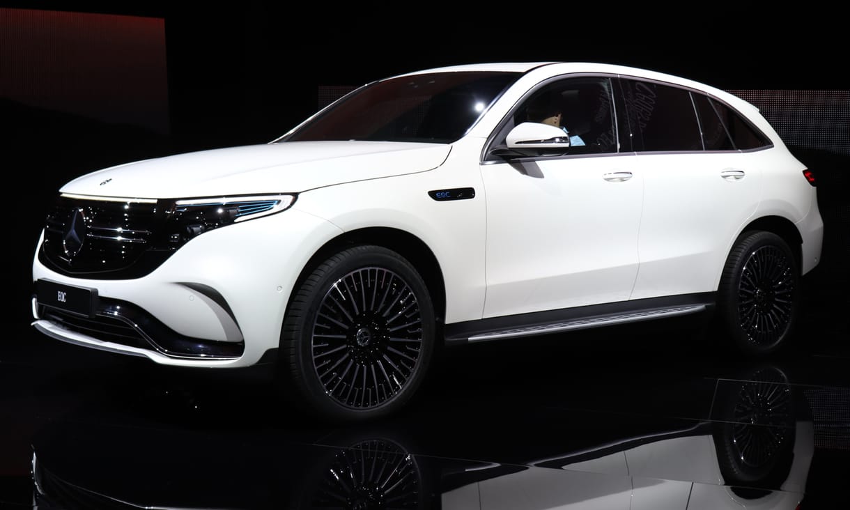 Itt a Mercedes első Tesla-rivális modellje: beültünk a most leleplezett EQC villanyautóba