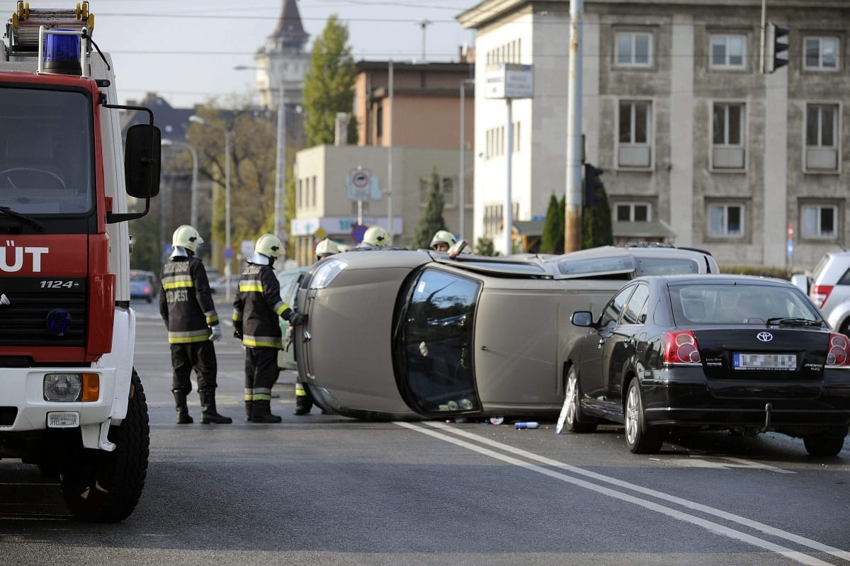 Fotók: oldalára borult egy autó a Könyves Kálmán körúton